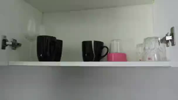 Σπασμένο Μαύρο Κύπελλο Στο Ντουλάπι Της Κουζίνας Στο Διαμέρισμα Στο — Αρχείο Βίντεο