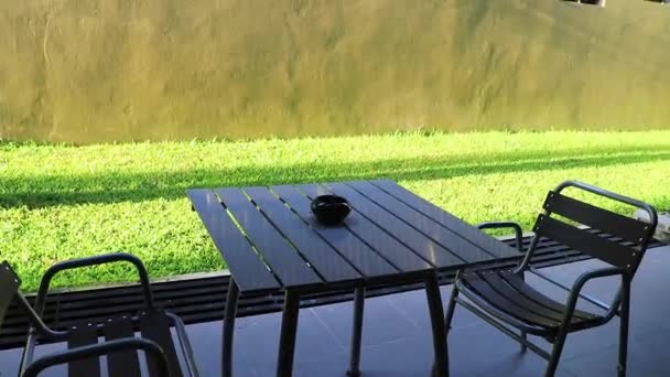 タイのサムイ島にある高級ホテルアパートのテラスにある椅子テーブルと灰皿 — ストック動画
