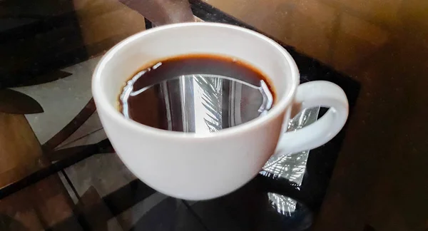 Zwarte Koffie Crema Een Witte Beker Een Zwarte Glazen Tafel — Stockfoto