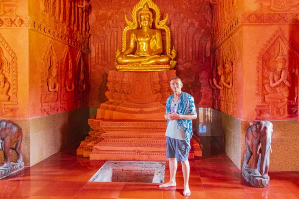 Giovane Viaggiatore Turistico Zaino Spalla Nel Tempio Rosso Wat Sila — Foto Stock
