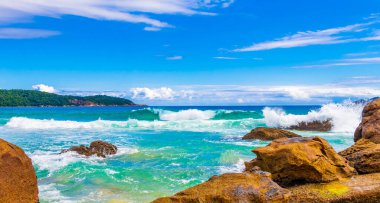 Angra dos Reis Rio de Janeiro Brezilya 'daki büyük tropikal ada Ilha Grande' deki Praia de Lopes Plajı 'ndaki dev kaya ve dalgalar..