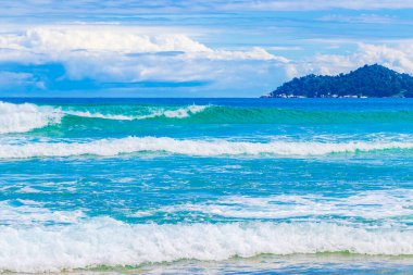 Angra dos Reis Rio de Janeiro Brezilya 'daki büyük tropikal ada Ilha Grande' deki Praia de Lopes Mendes plajında güçlü dalgalar.