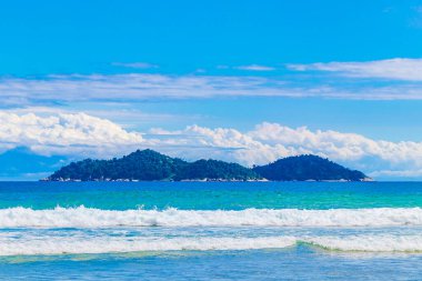 Angra dos Reis Rio de Janeiro Brezilya 'daki büyük tropikal ada Ilha Grande' deki Praia de Lopes Mendes plajında güçlü dalgalar.