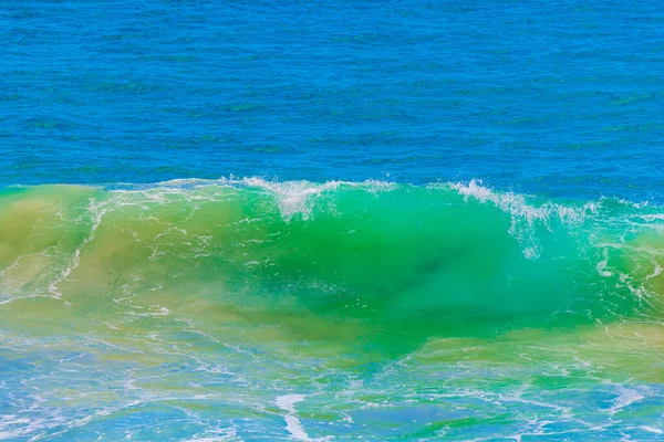 素晴らしいで強い波プライア ロペス メンデスビーチの大きな熱帯の島イラ グランデ アングラ レイス ジャネイロブラジル — ストック写真