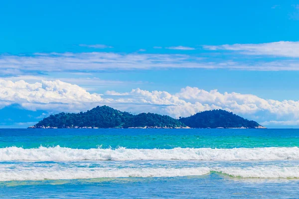 Angra dos Reis Rio de Janeiro Brezilya 'daki büyük tropikal ada Ilha Grande' deki Praia de Lopes Mendes plajında güçlü dalgalar.