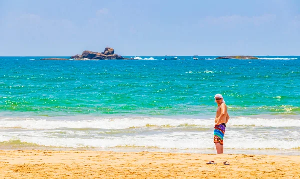 Turista Está Assistindo Ondas Bela Praia Ensolarada Bentota Ilha Sri — Fotografia de Stock