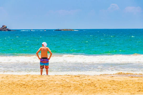 Turista Está Assistindo Ondas Bela Praia Ensolarada Bentota Ilha Sri — Fotografia de Stock