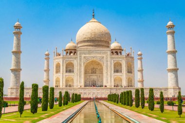 Agra Hindistan 'daki Taj Mahal 17. yüzyılın ünlü simetrik bahçelerinin mermer mozolesi ve panoraması..