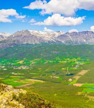 Yazın dağlarda kar yağan Hydalen Hemsedal Norveç 'in güzel vadi manzarası.