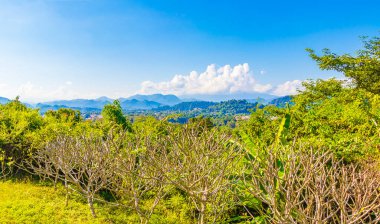 Güneydoğu Asya 'da Laos' ta Luang Prabang şehrinin dağ manzarasının panoraması..