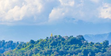 Laos Asya 'daki Luang Prabang şehrinde Phousi Tepesi manzarası ve Wat Chom Si stupa.