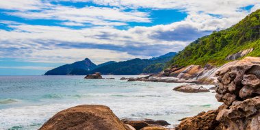 Angra dos Reis Rio de Janeiro Brezilya 'daki büyük tropikal ada Ilha Grande' deki Praia de Lopes Plajı 'ndaki dev kaya ve dalgalar..
