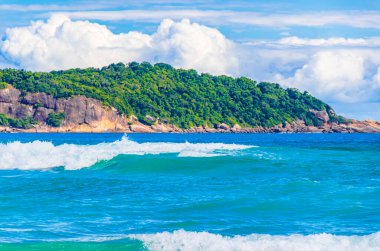 Angra dos Reis Rio de Janeiro Brezilya 'daki büyük tropikal ada Ilha Grande' deki Praia de Lopes Mendes plajında güçlü dalgalar.