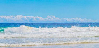 Angra dos Reis Rio de Janeiro Brezilya 'daki büyük tropikal ada Ilha Grande' deki Praia de Lopes Mendes plajında güçlü dalgalar.