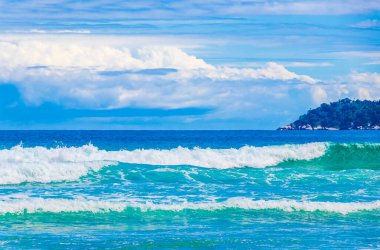 Angra dos Reis Rio de Janeiro Brezilya 'daki büyük tropikal ada Ilha Grande' deki Praia de Lopes Mendes plajında güçlü dalgalar.