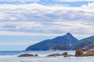 Angra dos Reis Rio de Janeiro Brezilya 'daki büyük tropikal ada Ilha Grande' deki Praia de Lopes Plajı 'ndaki dev kaya ve dalgalar..