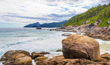 Muhteşem Praia de Lopes Mendes plajı Angra dos Reis Rio de Janeiro Brezilya 'daki büyük tropikal ada Ilha Grande.
