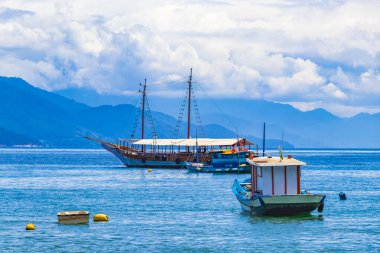 Abraao sahilinden tekne ve gemiler Ilha Grande Angra dos Reis Rio de Janeiro Brezilya.
