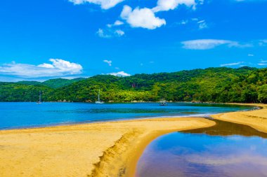 Muhteşem Mangrove plajı ve Pouso plajı Angra dos Reis Rio de Janeiro Brezilya 'daki büyük tropikal ada Ilha Grande.