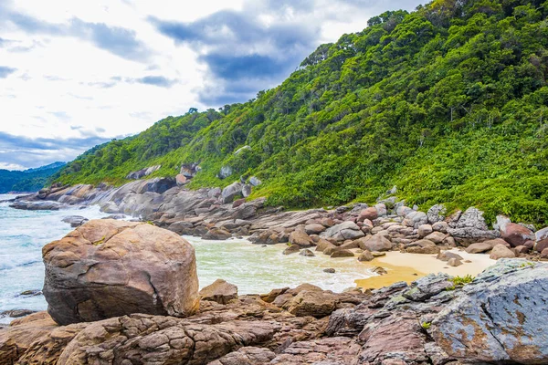 Riesige Felsen Und Wellen Wunderschönen Strand Praia Lopes Mendes Auf — Stockfoto