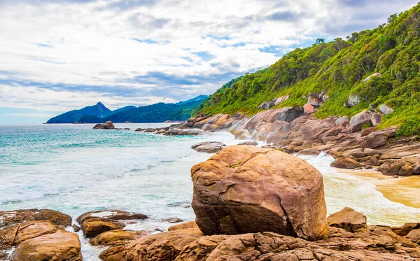 Angra dos Reis Rio de Janeiro Brezilya 'daki büyük tropikal ada Ilha Grande' deki Praia de Lopes Plajı 'ndaki dev kaya ve dalgalar..