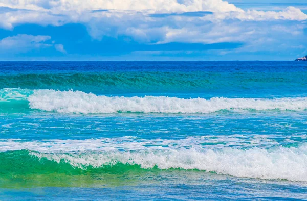 Angra dos Reis Rio de Janeiro Brezilya 'daki büyük tropikal ada Ilha Grande' deki Praia de Lopes Mendes plajında güçlü dalgalar.