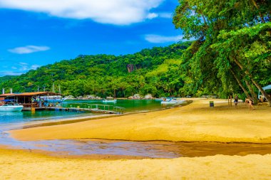 Ilha Grande Brezilya 23 numara. Kasım 2020 Muhteşem Mangrove plajı ve Pouso plajı Büyük tropikal ada Ilha Grande Rio de Janeiro Brezilya.