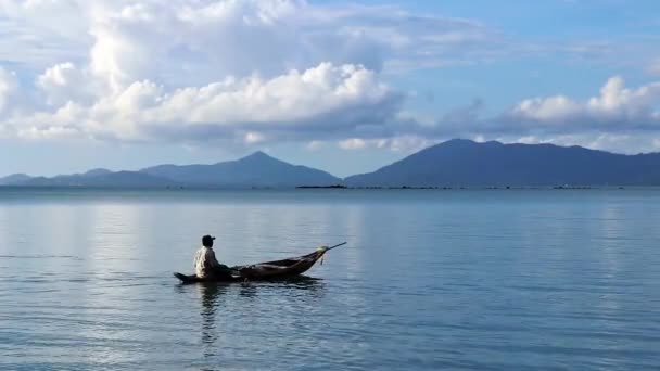 Surat Thani Thailand Mai 2018タイのサムイ島のボートとコ ンガンの風景パノラマを持つ漁師 — ストック動画