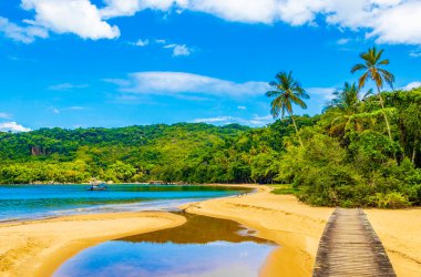 Muhteşem Mangrove plajı ve Pouso plajı ahşap köprüyle Büyük tropikal ada Ilha Grande Rio de Janeiro Brezilya.