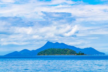 Muhteşem Mangrove plajı ve Pouso plajı Büyük tropikal ada Ilha Grande Rio de Janeiro Brezilya.