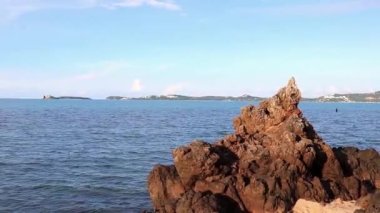 Muhteşem Koh Samui adası plajı ve Tayland 'da kayalıkları ve ormanı olan manzara manzarası.