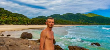 Rio de Janeiro Brezilya 'daki büyük tropikal ada Ilha Grande' deki Praia de Lopes Plajı 'nda turist modeli ve gezgini..