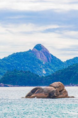Angra dos Reis Rio de Janeiro Brezilya 'daki büyük tropikal ada Ilha Grande' deki Praia de Lopes Plajı 'ndaki dev kaya ve dalgalar..