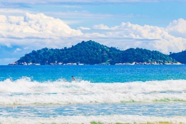 Angra dos Reis Rio de Janeiro Brezilya 'daki büyük tropikal ada Ilha Grande' deki Praia de Lopes Mendes plajında güçlü dalgalar.