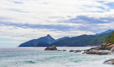 Angra dos Reis Rio de Janeiro Brezilya 'daki büyük tropikal ada Ilha Grande' deki Praia de Lopes Plajı 'ndaki dev kaya ve dalgalar..