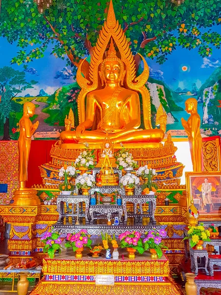 Statua Buddha Dorato Dipinti Buddisti Colorati Gallerie Arte All Interno — Foto Stock