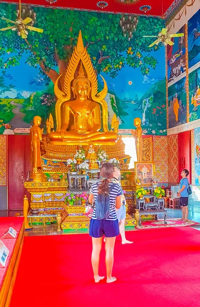 Surat Thani Thaïlande Mai 2018 Statue Bouddha Doré Coloré Peintures — Photo