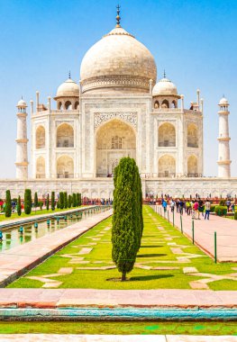 Agra Hindistan 'daki Taj Mahal 17. yüzyılın ünlü simetrik bahçelerinin mermer mozolesi ve panoraması..