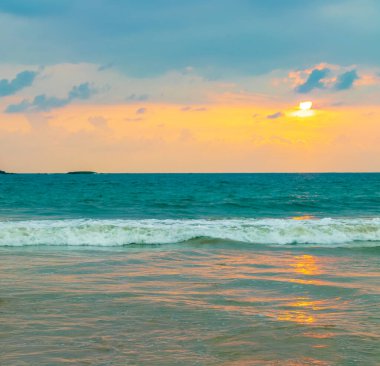 Sri Lanka adasındaki Bentota Sahili 'nden güzel renkli gün batımı ve manzara manzarası.