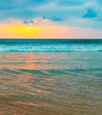 Sri Lanka adasındaki Bentota Sahili 'nden güzel renkli gün batımı ve manzara manzarası.