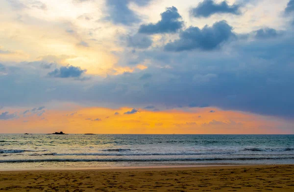 スリランカのベントタビーチからの美しいカラフルな夕日と風景パノラマ — ストック写真