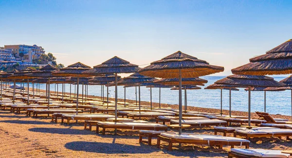 Espreguiçadeiras Guarda Sóis Céu Azul Praia Ilha Kos Grécia — Fotografia de Stock