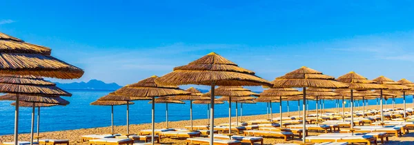 Espreguiçadeiras Guarda Sóis Céu Azul Praia Ilha Kos Grécia — Fotografia de Stock