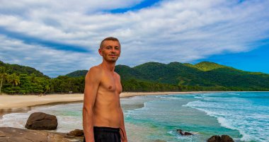 Rio de Janeiro Brezilya 'daki büyük tropikal ada Ilha Grande' deki Praia de Lopes Plajı 'nda turist modeli ve gezgini..