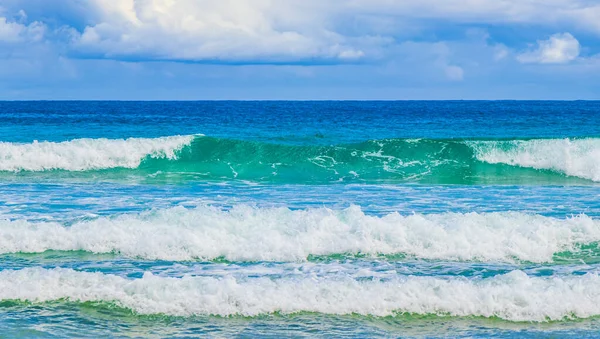 在巴西里约热内卢大热带岛屿Ilha Grande的Praia Lopes Mendes海滩上掀起的汹涌巨浪 — 图库照片