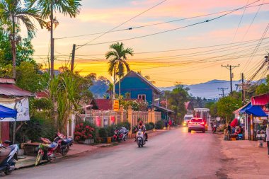 Luang Prabang Laos 17 numara. Kasım 2018 Günbatımı Tipik renkli sokak yolu ve trafik sıkışıklığı ve yoğun saatlerde şehir manzarası Luang Prabang Laos.