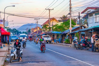 Luang Prabang Laos 17 numara. Kasım 2018 Günbatımı Tipik renkli sokak yolu ve trafik sıkışıklığı ve yoğun saatlerde şehir manzarası Luang Prabang Laos.