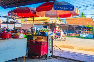Luang Prabang Laos 22 numara. Kasım 2018 Renkli Restoran ve gıda pazarı yolu ve eski kasaba Luang Prabang Laos 'un manzarası.