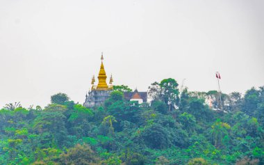 Laos Asya 'daki Luang Prabang şehrinde Dağ Phousi Tepesi ve Wat Chom Si stupa manzara manzarası.