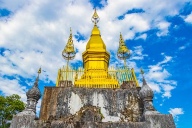 Laos Asya 'daki Luang Prabang şehrinde Dağ Phousi Tepesi ve Wat Chom Si stupa manzara manzarası.